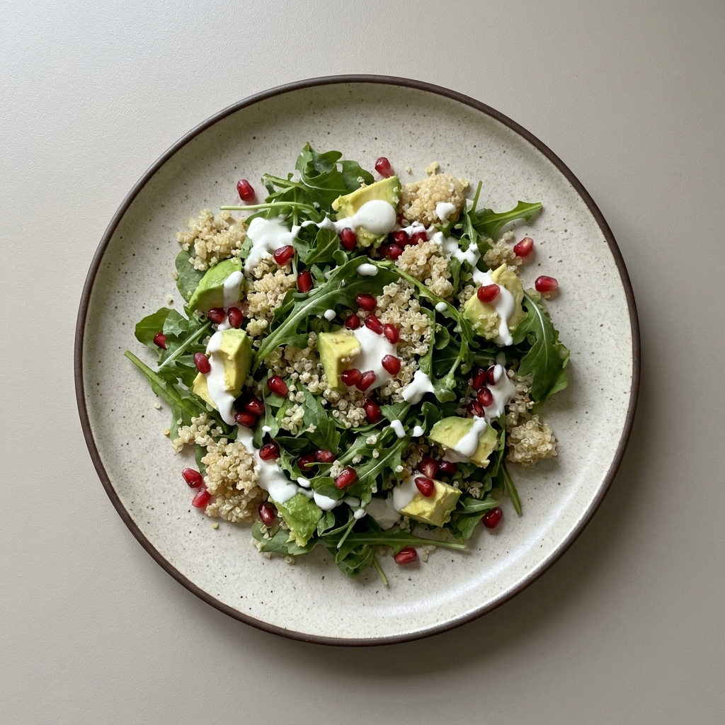 Ensalada de arúgula con granada, aguacate y quinoa, con aderezo de jocoque