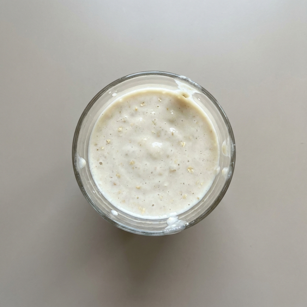 Licuado de yogurt con pera, avena y crema de cacahuate