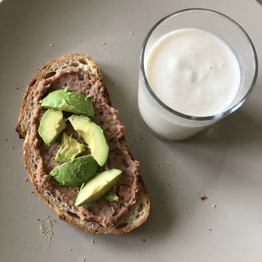 Toast de frijoles con licuado de manzana