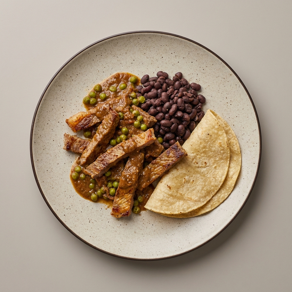 Cecina de res en almendrado con chícharos, frijoles y tortilla