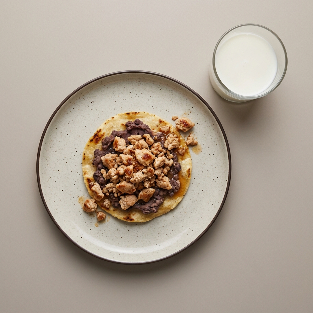 Sope de frijol con pollo y leche descremada aparte