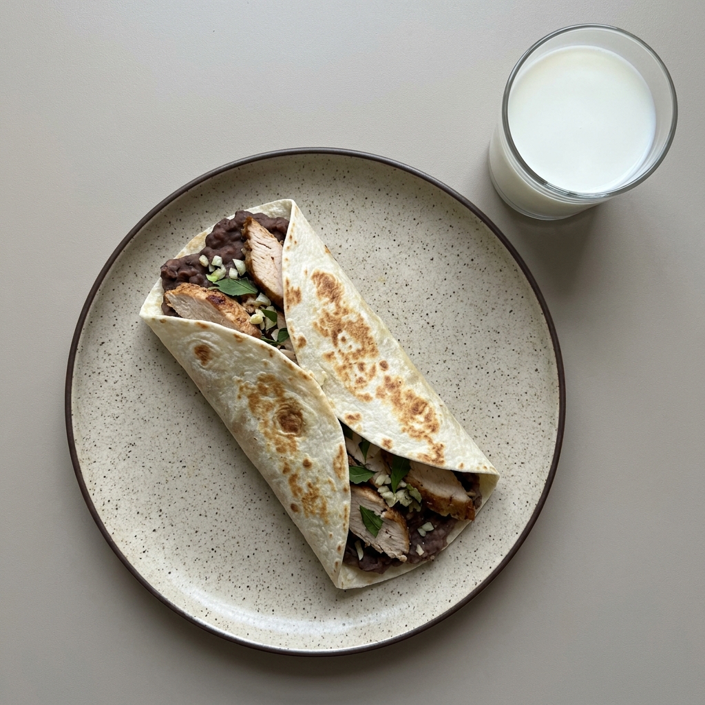 Burrito de frijol con pechuga de pavo y leche deslactosada light aparte