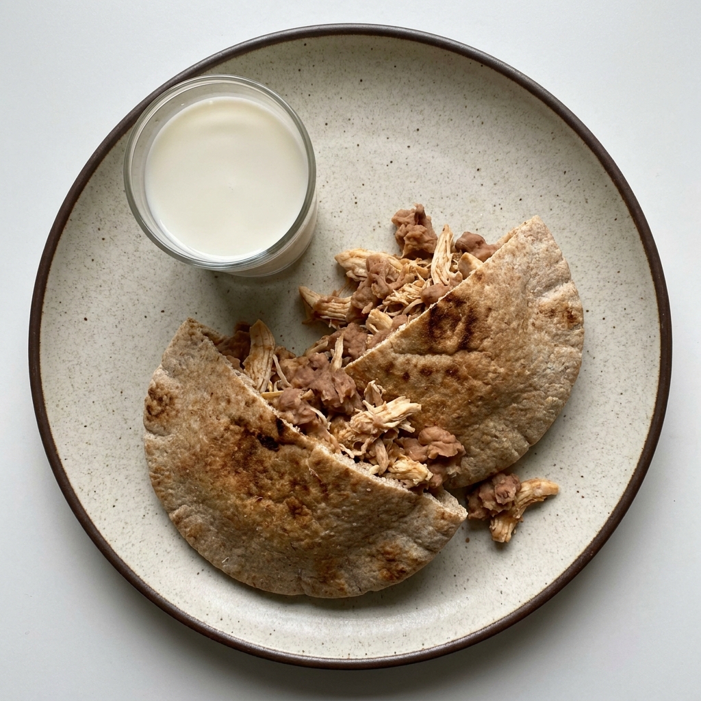Pan árabe de frijol con pollo deshebrado y leche light