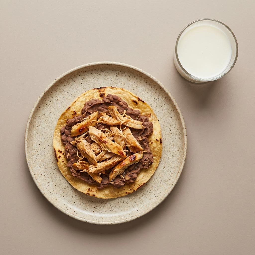 Tostada horneada de frijol con pechuga de pollo y leche light
