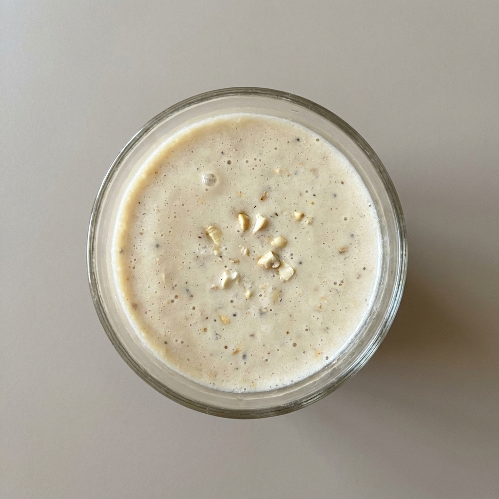 Licuado de plátano con avena y nuez de la india con leche deslactosada light