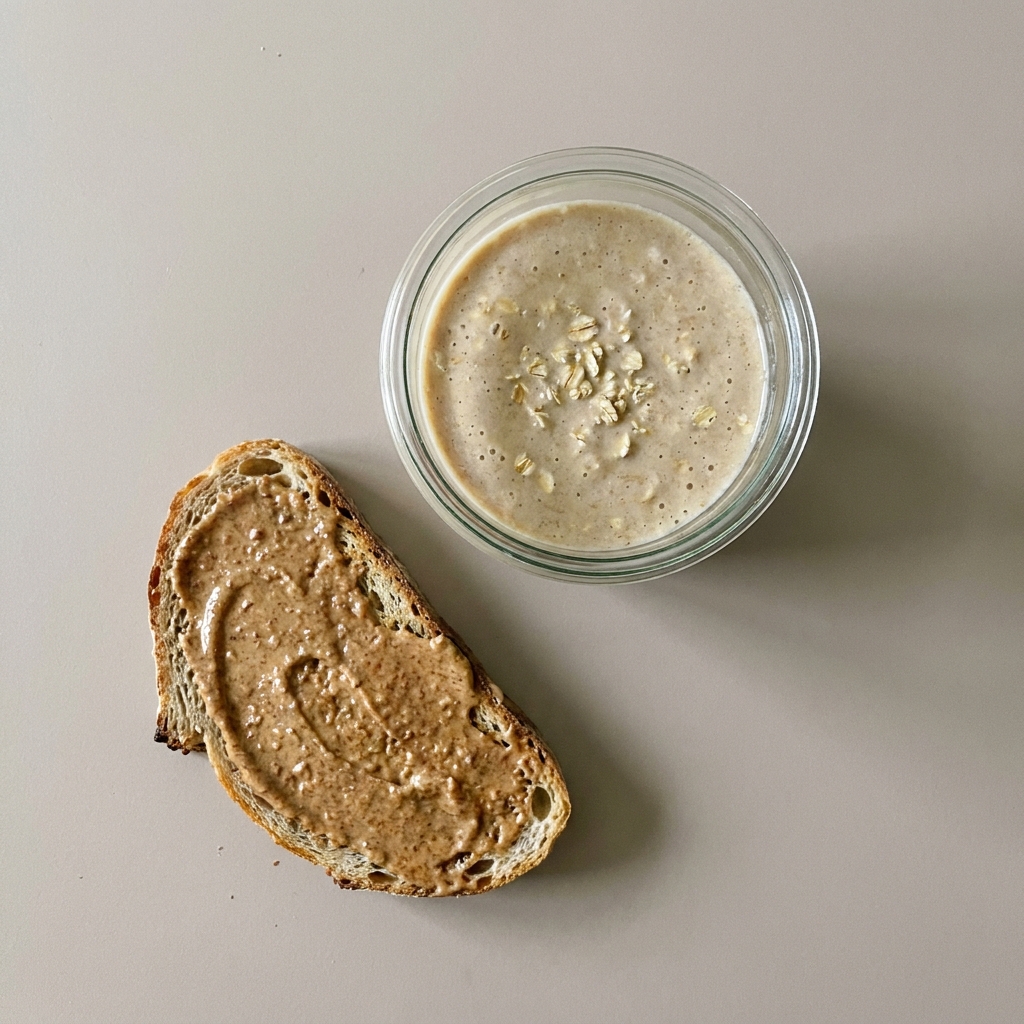 Licuado de plátano con avena y toast de crema de almendras