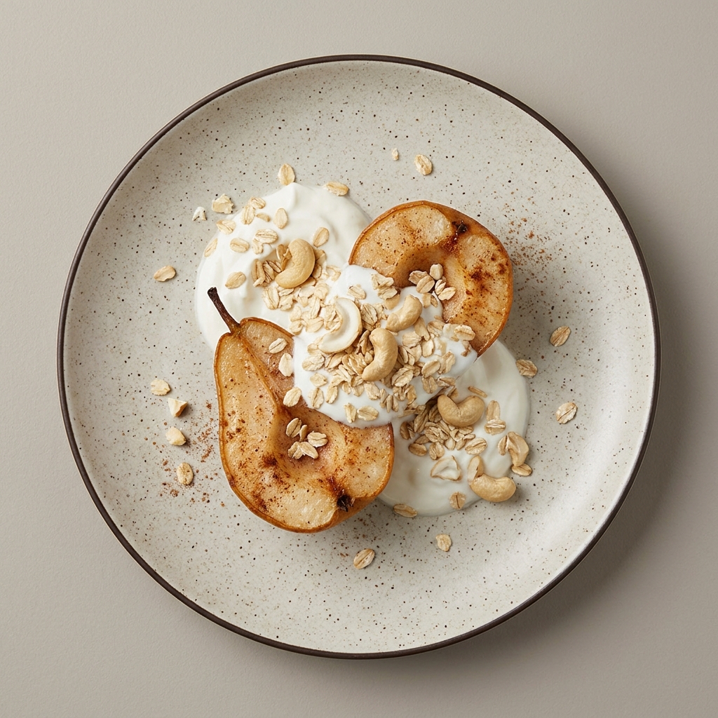 Pera al horno con avena, nuez de la india y yogurt