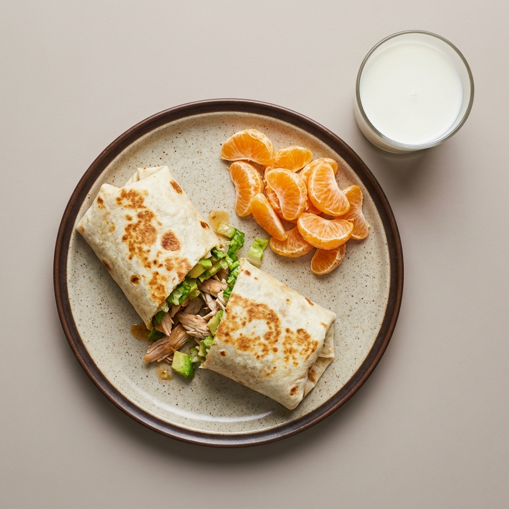 Wrap de pollo con lechuga y aguacate, con mandarina y vaso de leche
