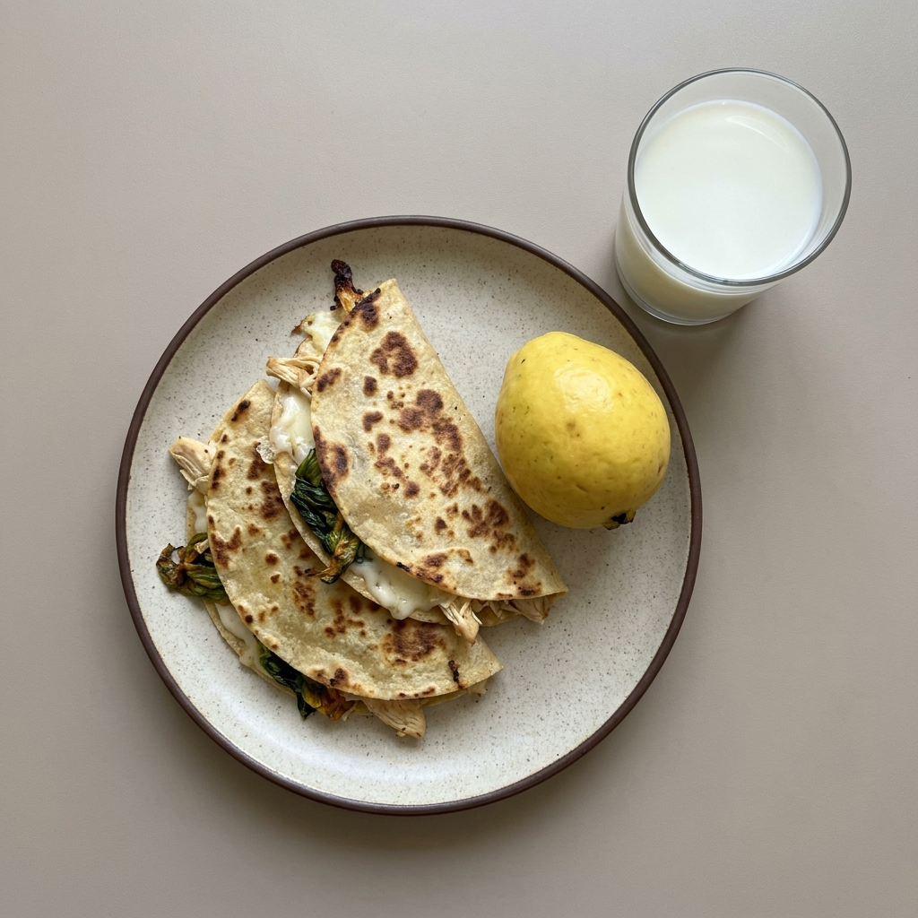 Quesadillas de pollo y flor de calabaza,con guayaba y vaso de leche