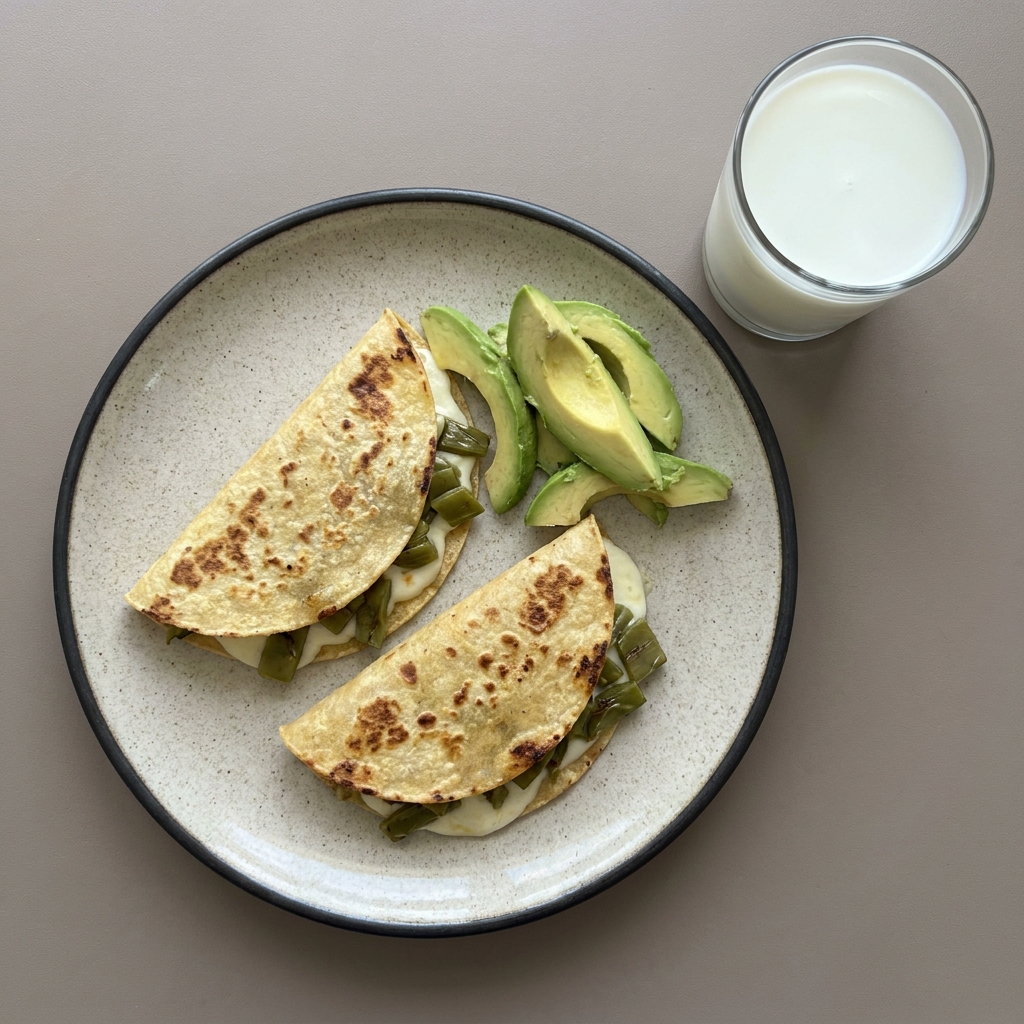 Quesadillas de queso mozzarella con nopal y aguacate, con vaso de leche