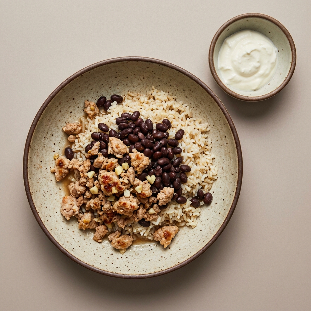 Bowl de arroz con frijoles y carne molida de pavo, con bowl de yogurt natural