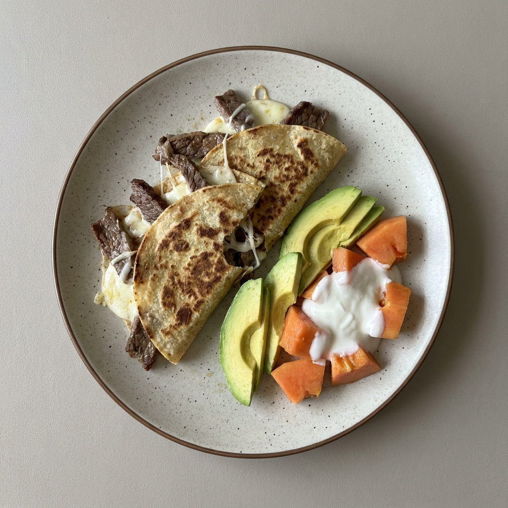 Quesadillas con aguacate, papaya y yogurt natural