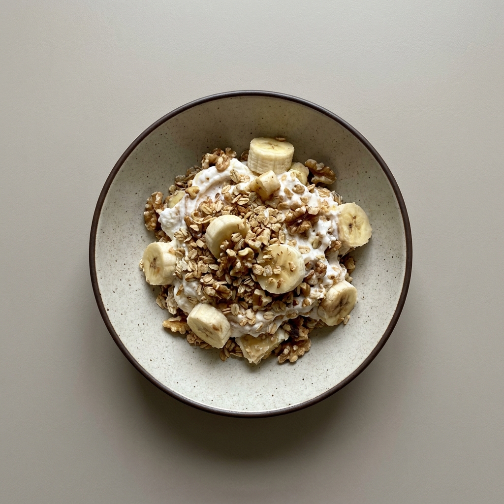 Parfait de queso ricotta, yogurt, granola, nuez y plátano