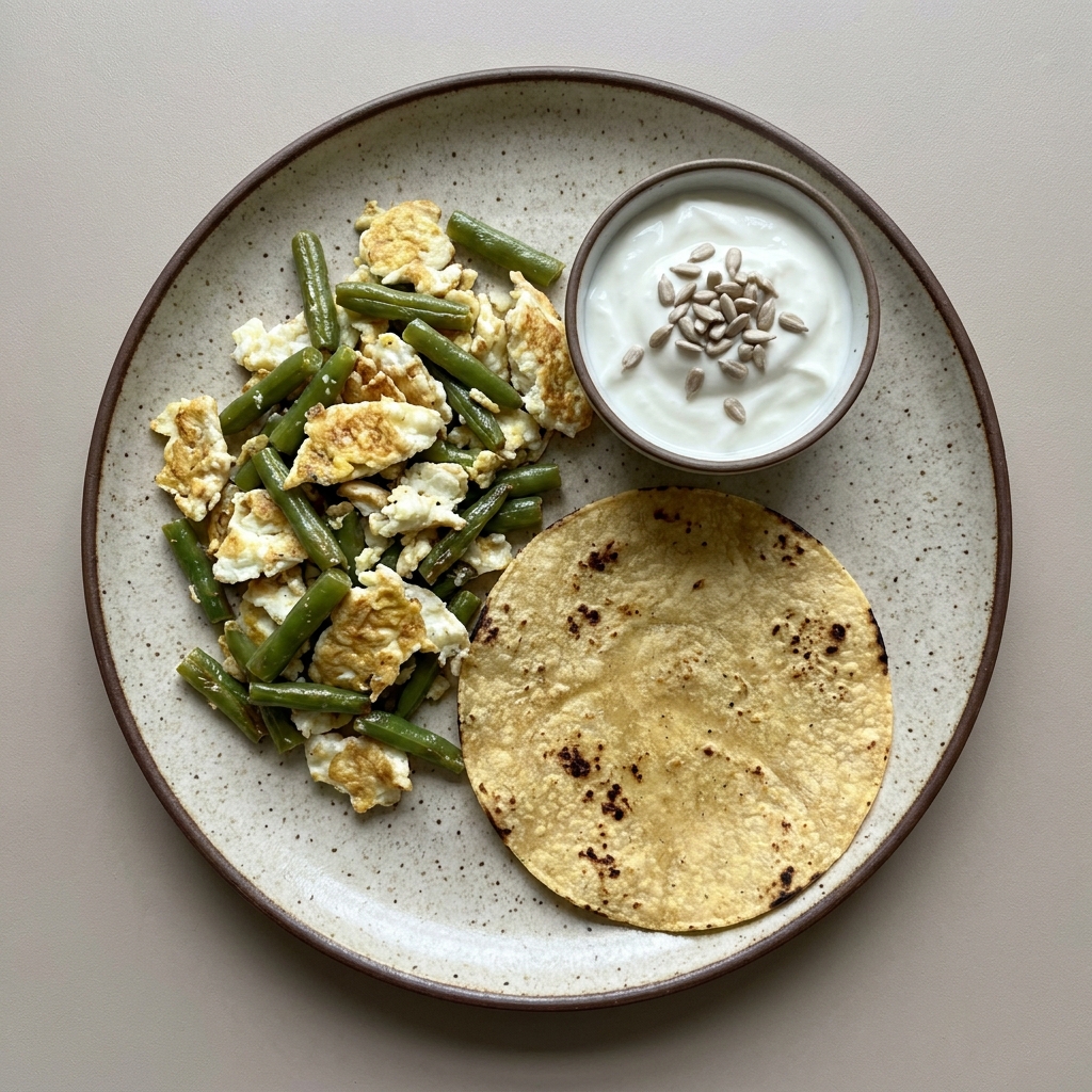 Clara de huevo revuelto con ejote, tortilla de maíz y bowl de yogurt con semillas de girasol