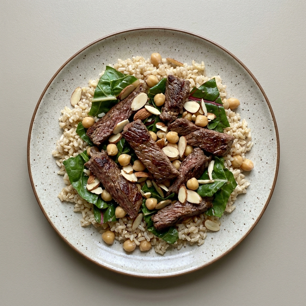 Bowl de arroz integral con arrachera de res, acelga, garbanzo y almendra