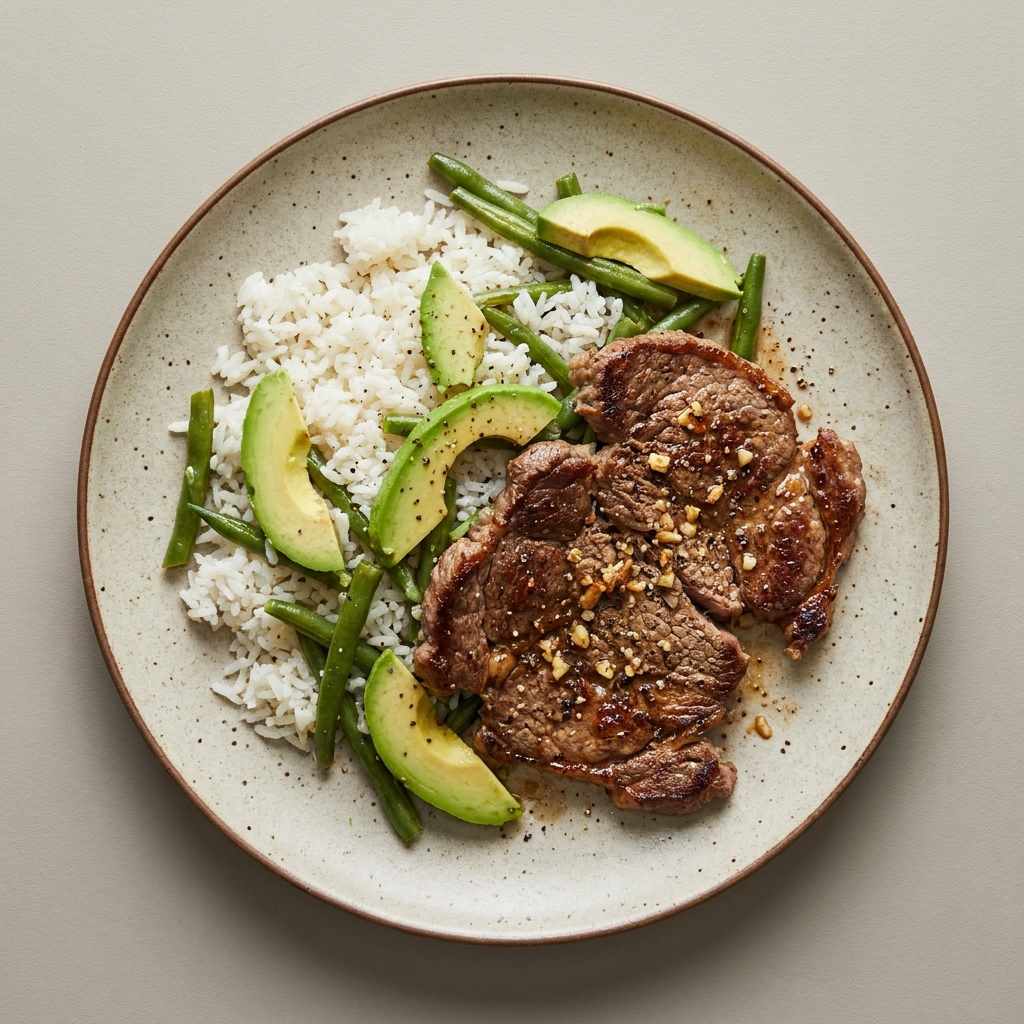 Bistec a la plancha con ejote, arroz y aguacate.