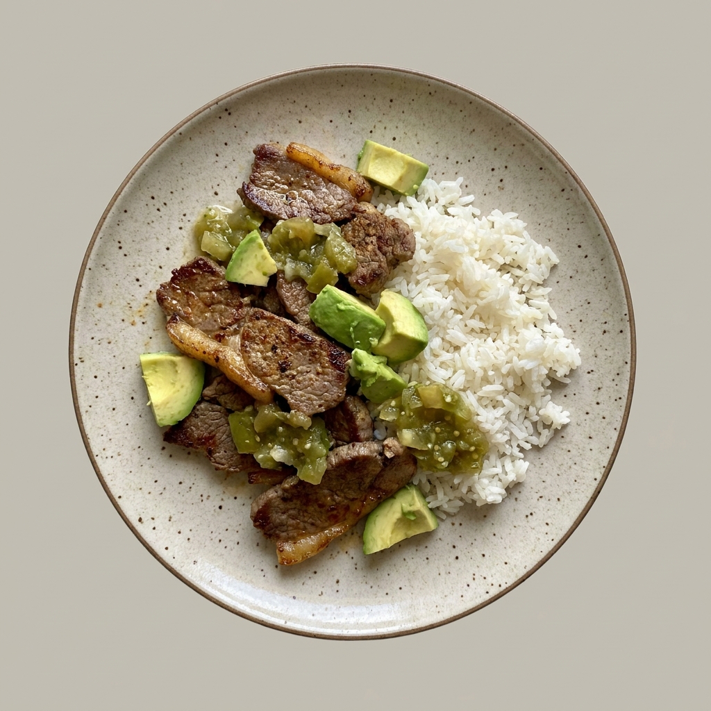Bistec a la plancha con arroz y aguacate