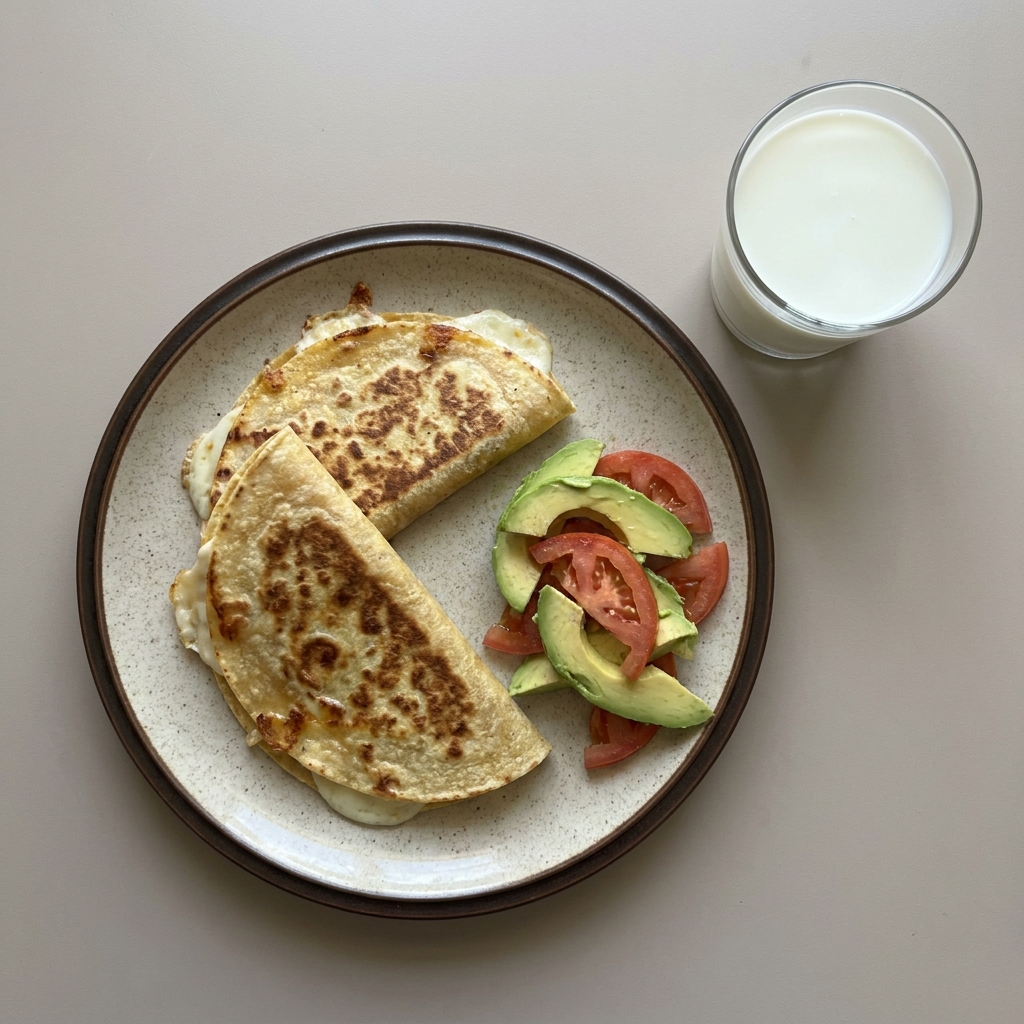 Quesadillas con aguacate y jitomate, acompañado de un vaso de leche