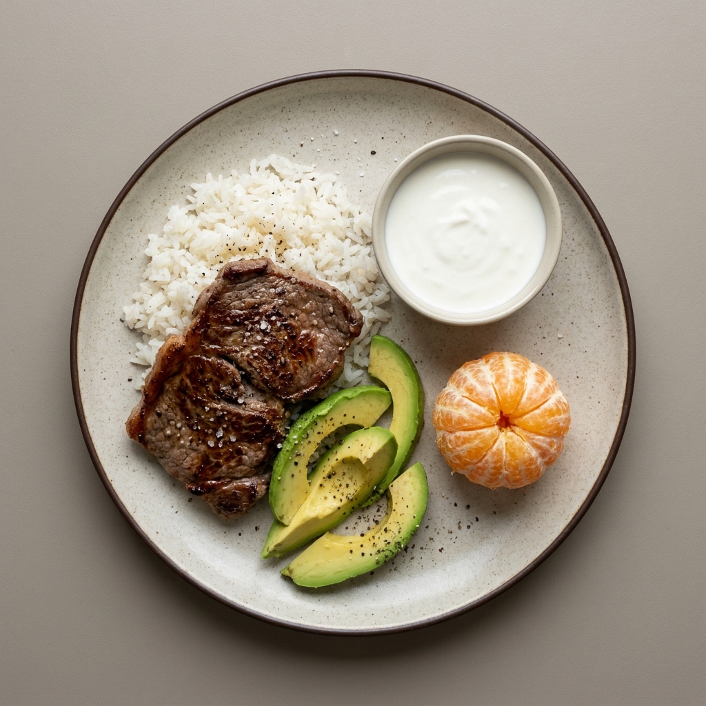 Bistec a la plancha con arroz y aguacate acompañada de jocoque y fruta