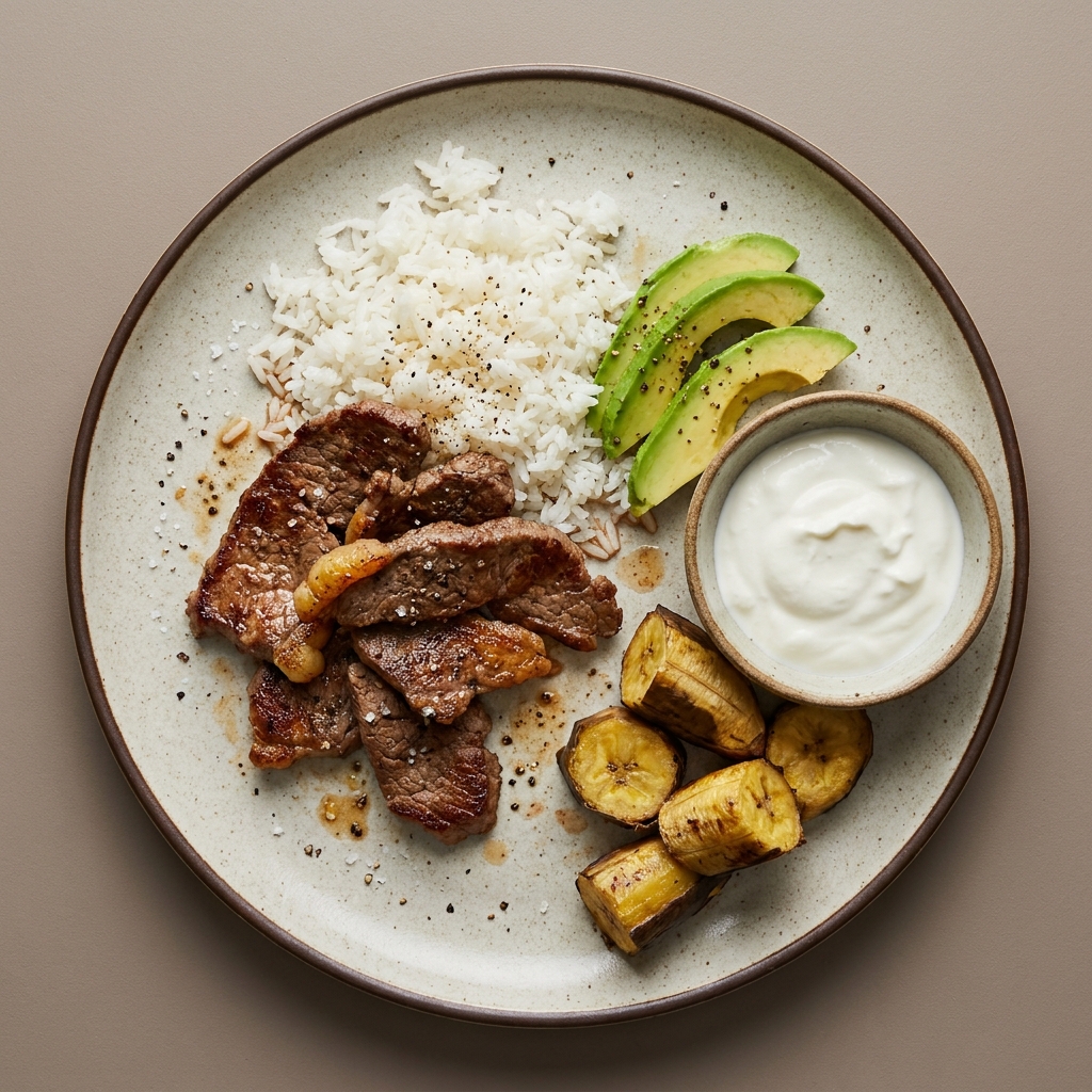 Bistec a la plancha con arroz y aguacate, acompañado de jocoque y plátano macho asado