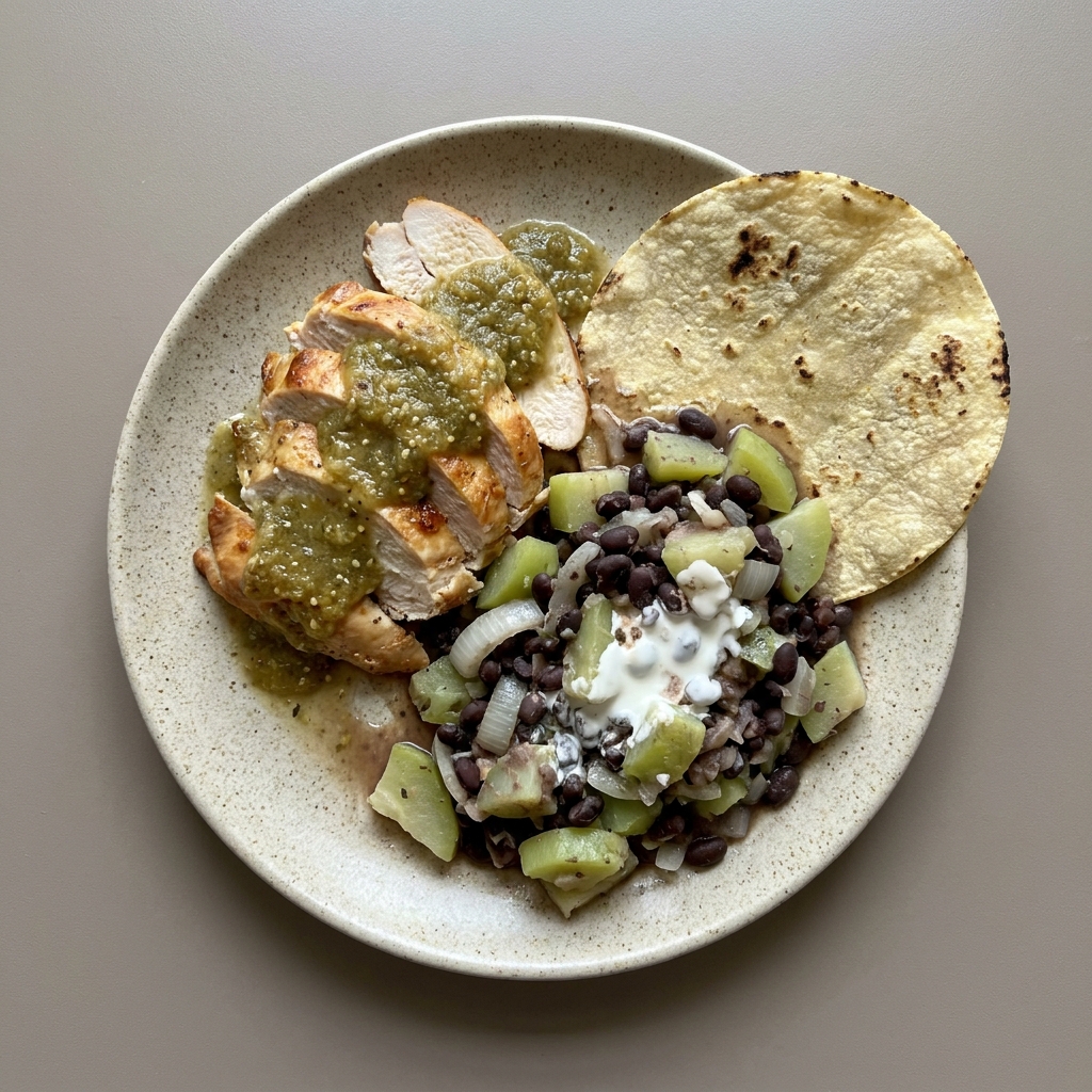 pechuga de pavo horneada en salsa verde con ensalada de chayotes y frijoles