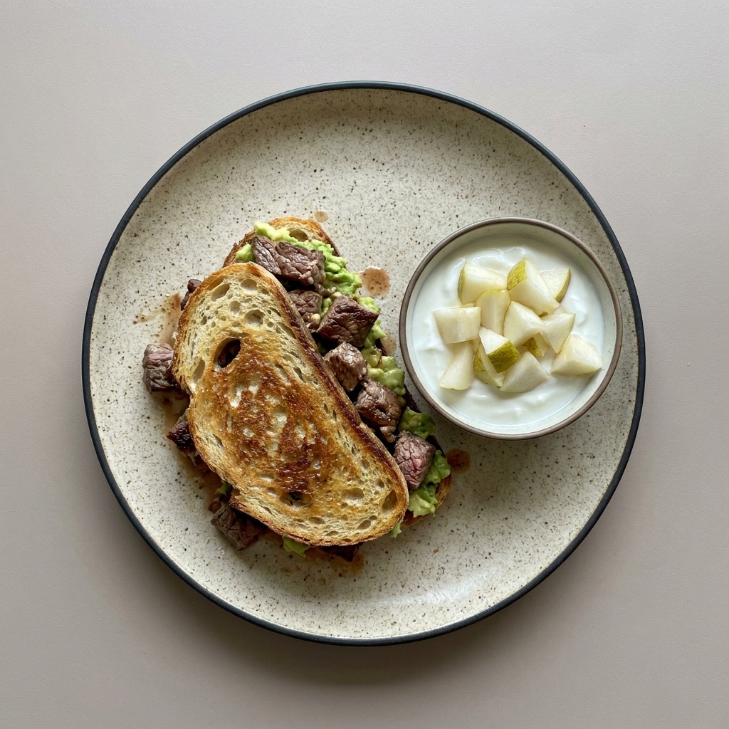 Sandwich de arrachera con aguacate en pan de masa madre, con bowl de yogurt