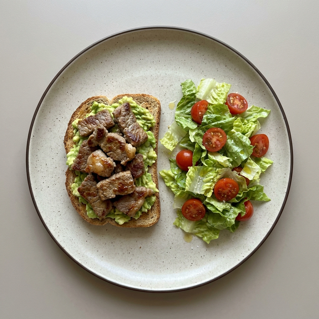 Toast de res con aguacate, acompañado de ensalada