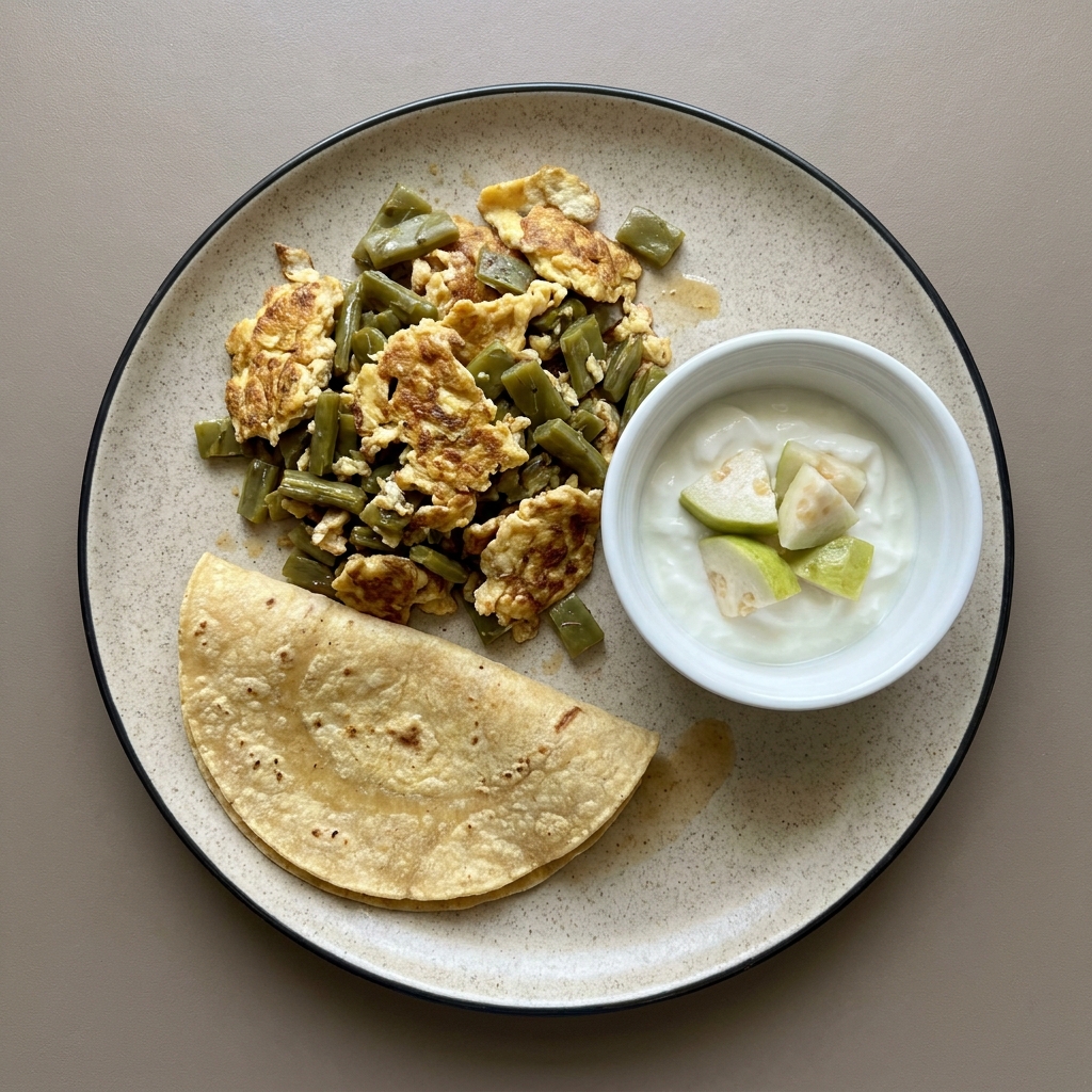 Nopales guisados con huevo, tortilla de maíz, acompañado de yogurt con guayaba