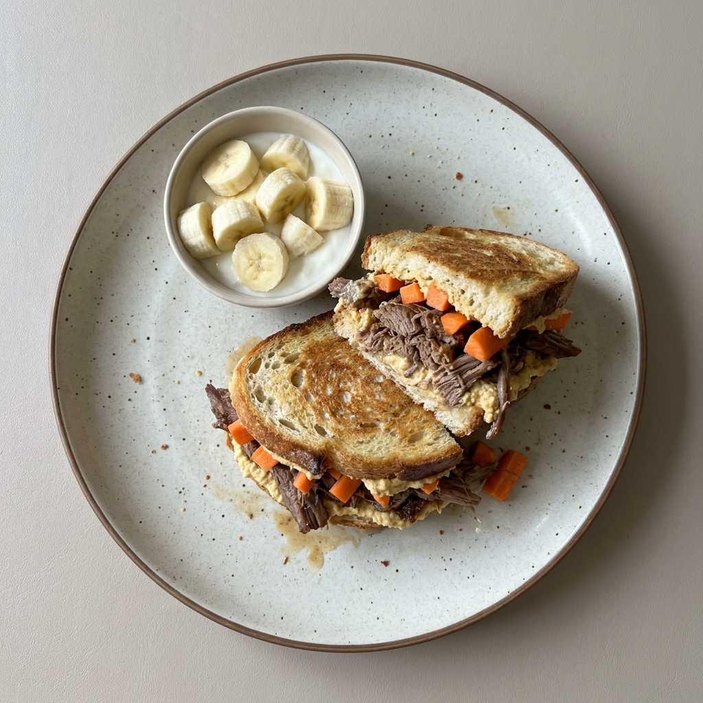 Sandwich de carne res con zanahoria y hummus en pan de masa madre