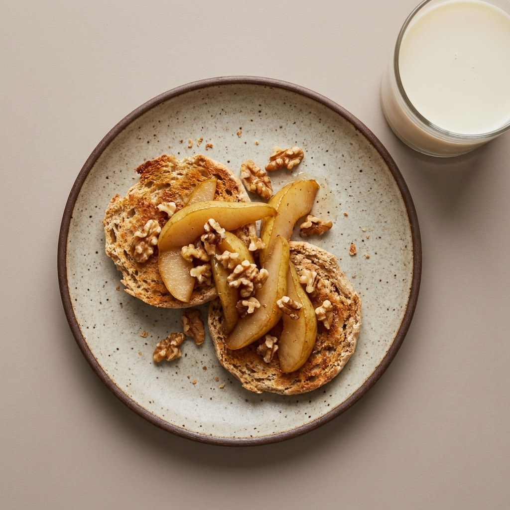 Muffin integral con pera cocida y nuez acompañado de vaso de leche
