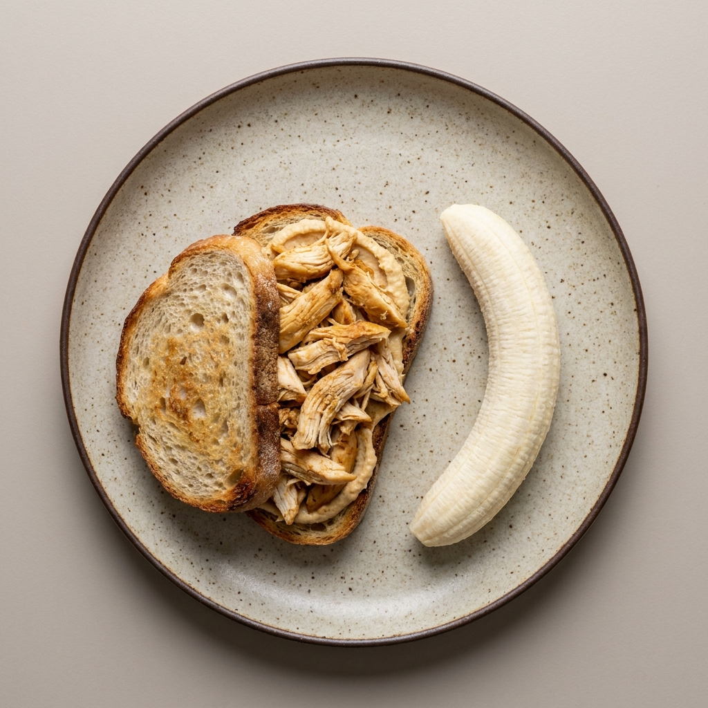 Sandwich de pollo con hummus y verdura, con postre de fruta