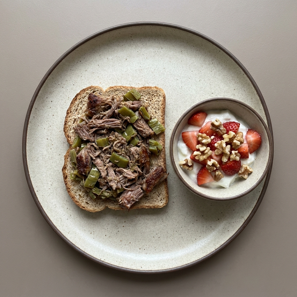 Pan integral con machaca de res, y nopal acompañado de yogurt con fresa y nuez.