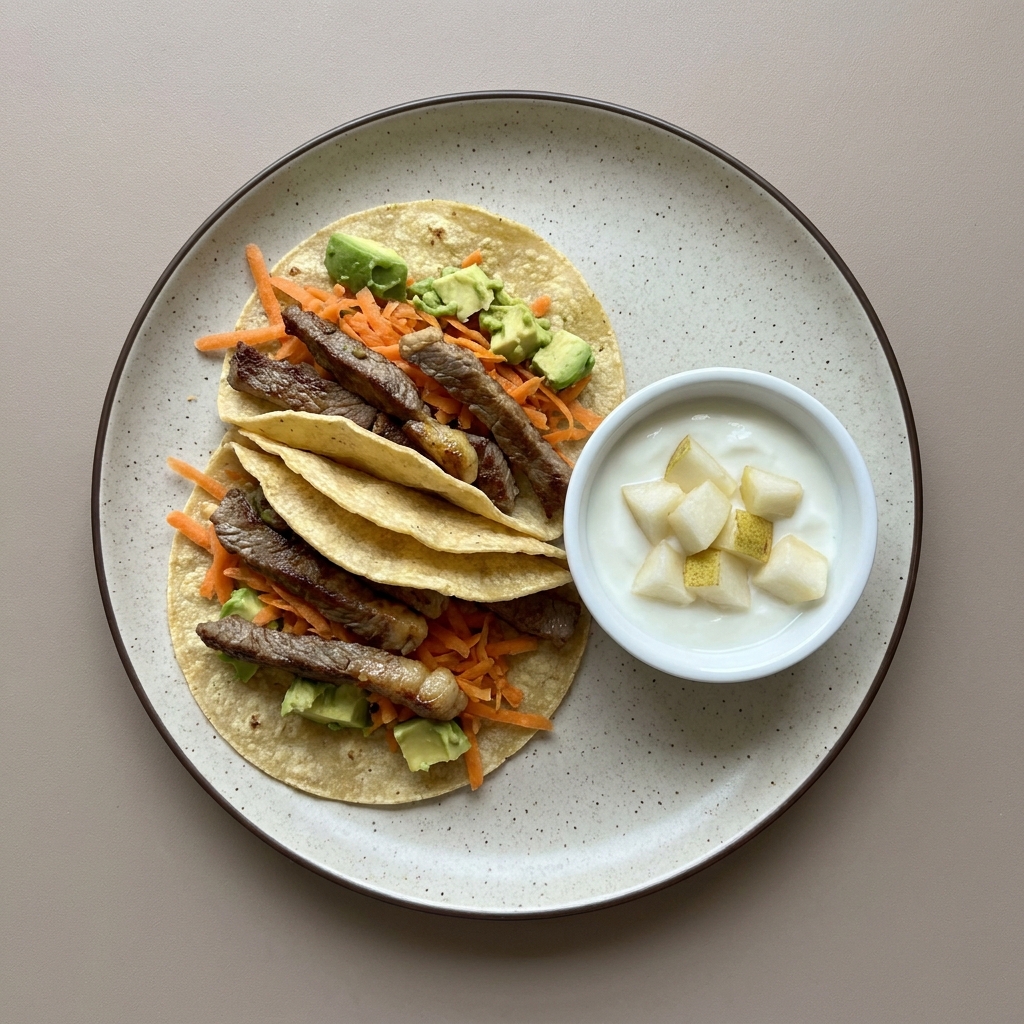 Tacos de bistec con zanahoria y aguacate, con bowl de yogurt y pera
