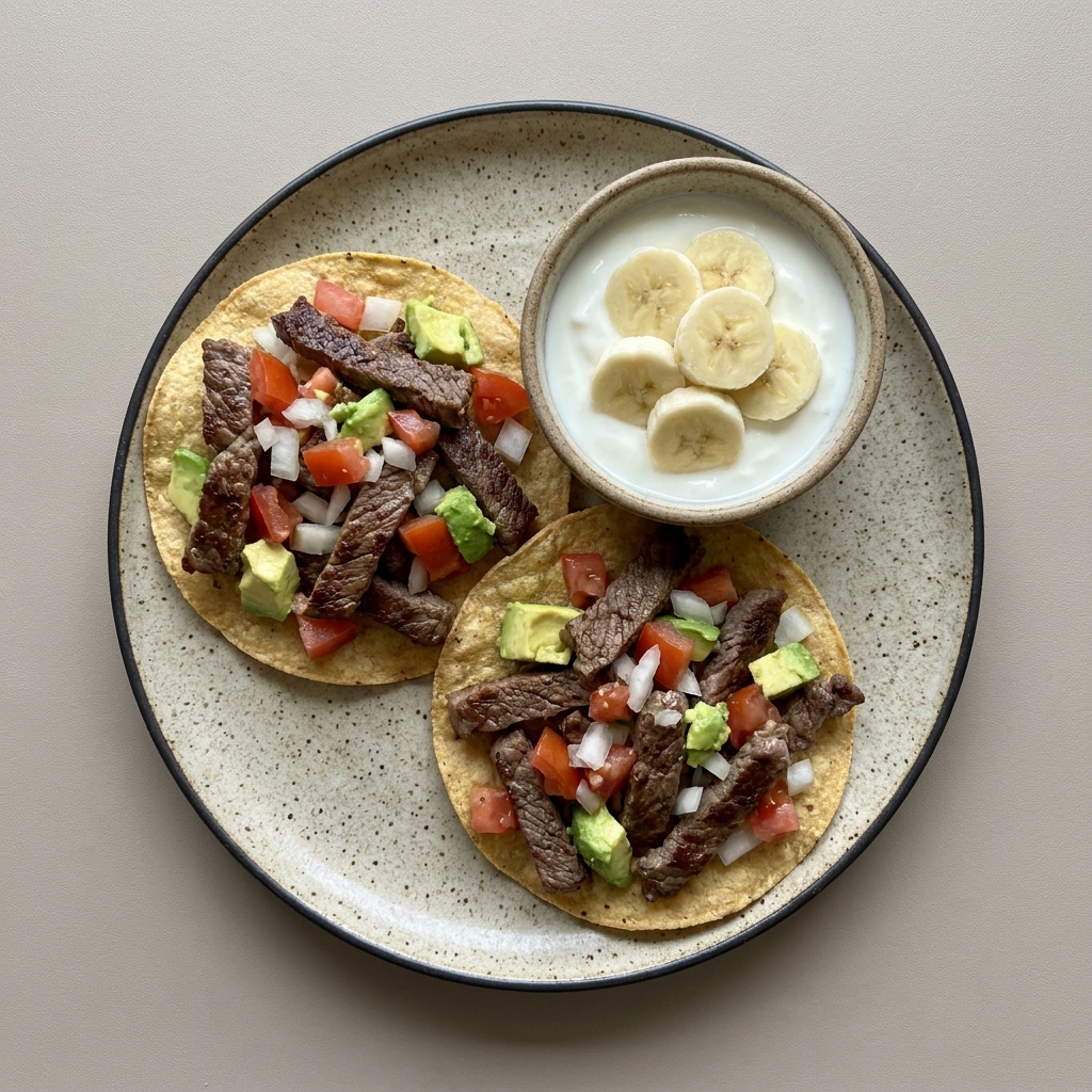 Tostadas de bistec con jitomate, cebolla y aguacate, con bowl de yogurt con plátano
