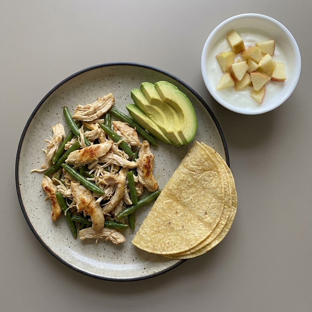 Pechuga de pollo con ejote, aguacate y tortilla de maíz, con yogurt y manzana picada