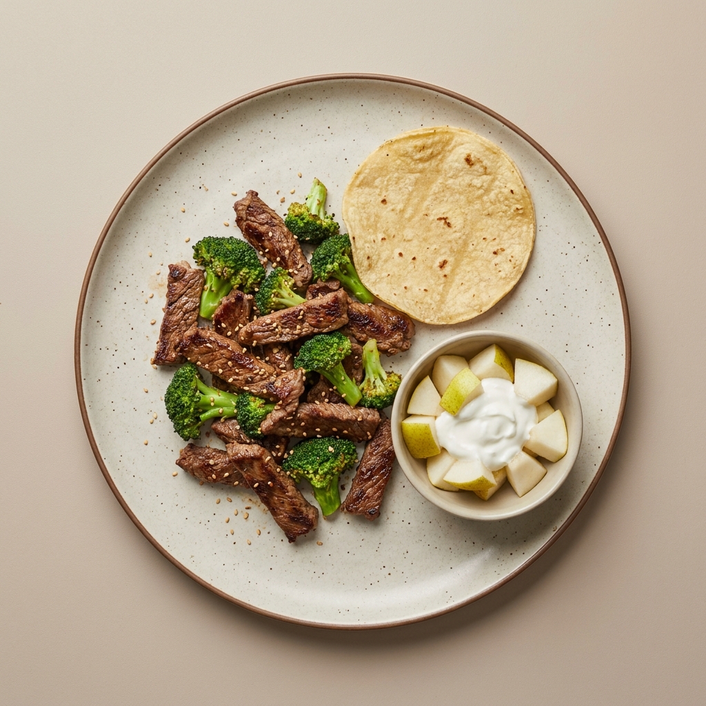 Arrachera con brócoli y semilla de ajonjolí, con tortilla de maíz acompañada de pera con yogurt