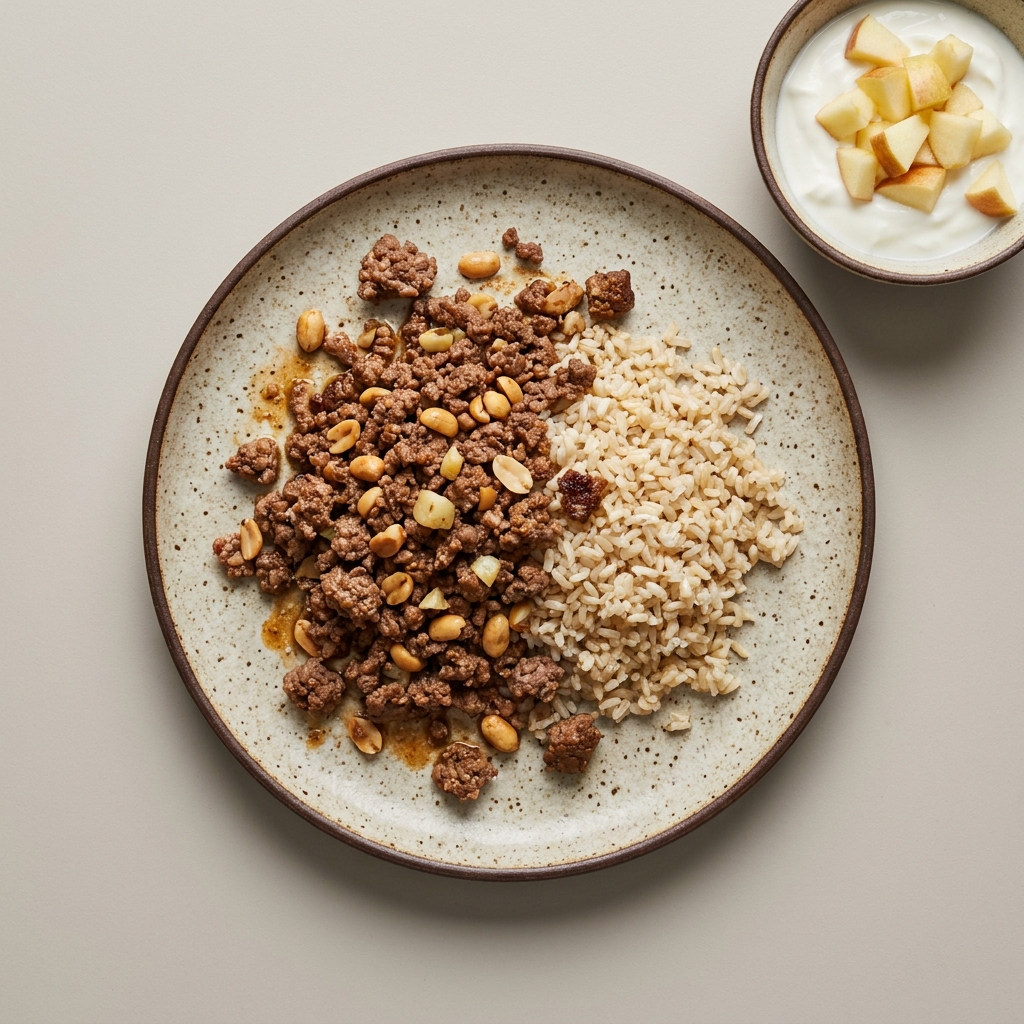 Picadillo con cacahuate, y arroz acompañado de yogurt con fruta