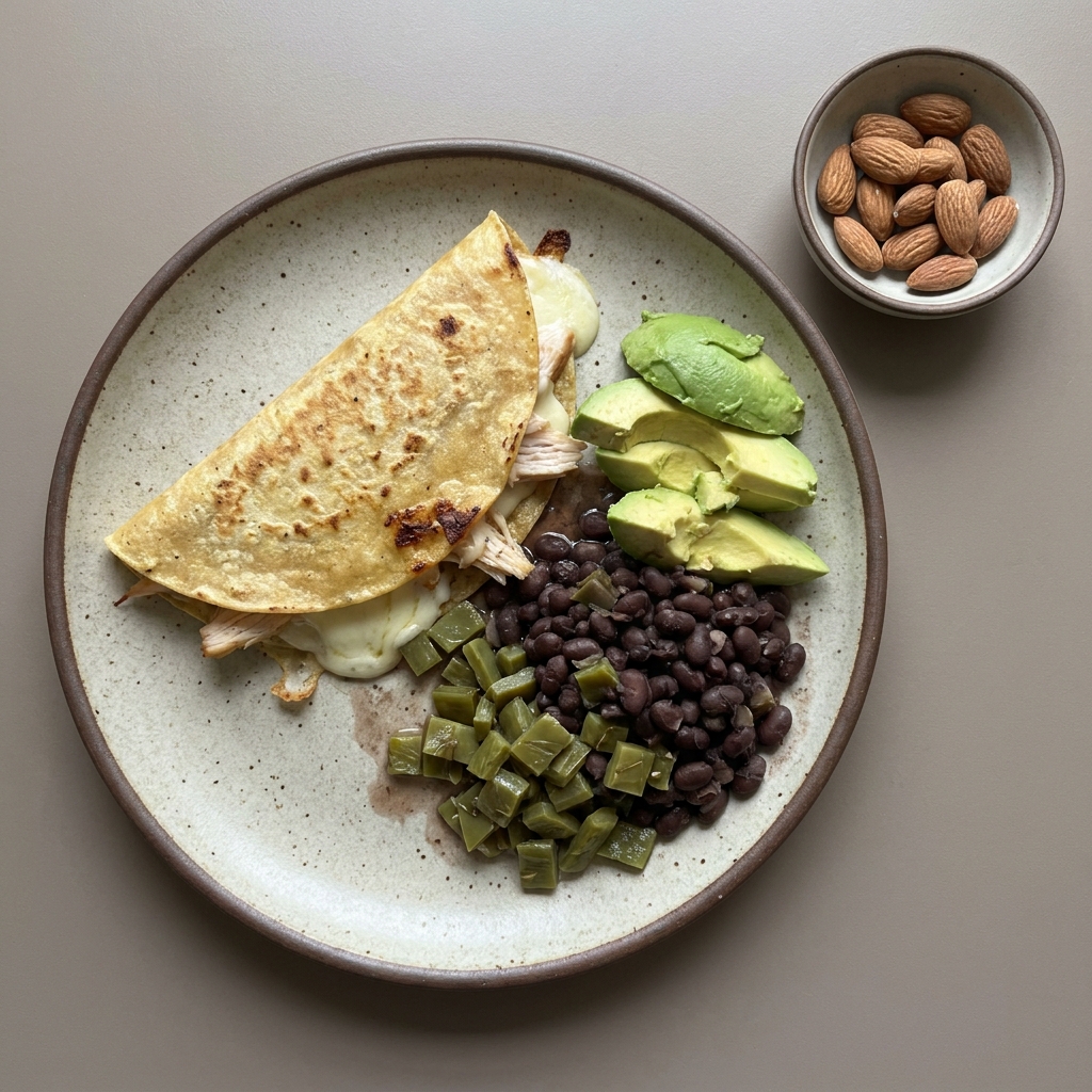 Quesadillas de pechuga de pavo con nopales, frijoles, y aguacate, acompañado de almendras