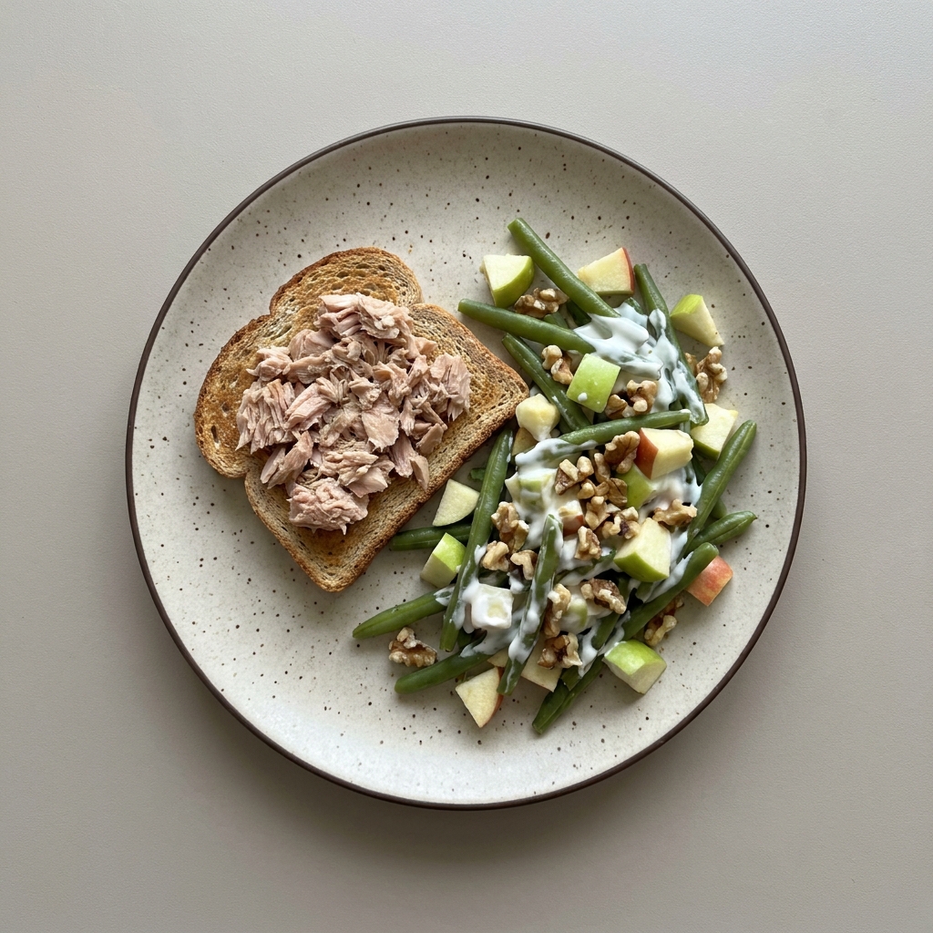 Pan integral con atún, acompañado de ensalada de manzana, nuez, y ejote aderezado con yogurt