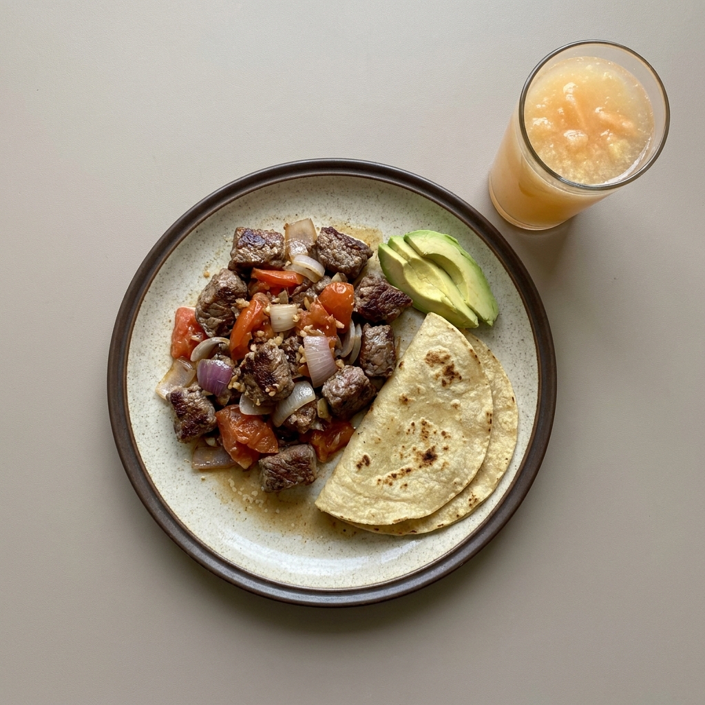 Bistec bola revuelto con jitomate y cebolla con tortilla de maíz + agua de melón