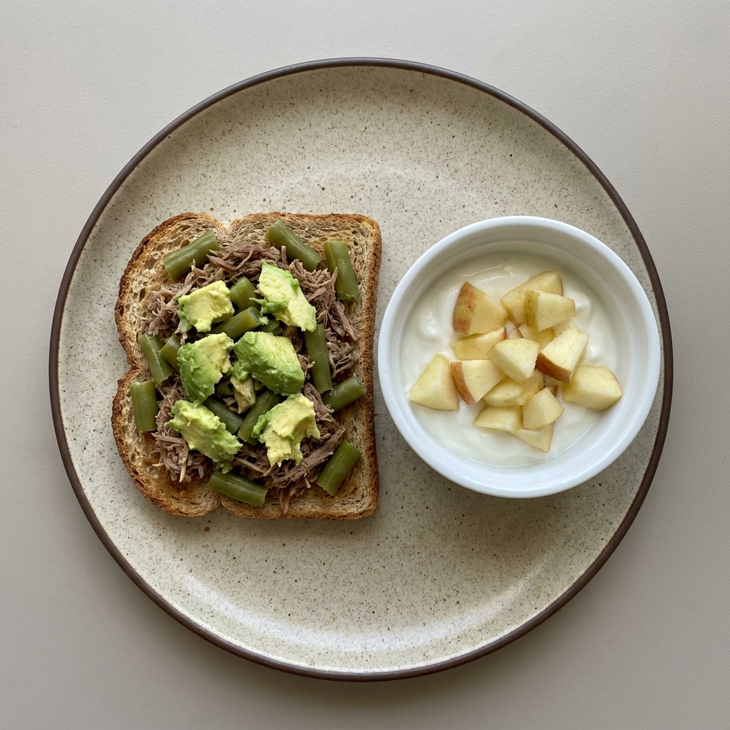 Toast de res, ejote y aguacate+ bowl de yogurt con manzana