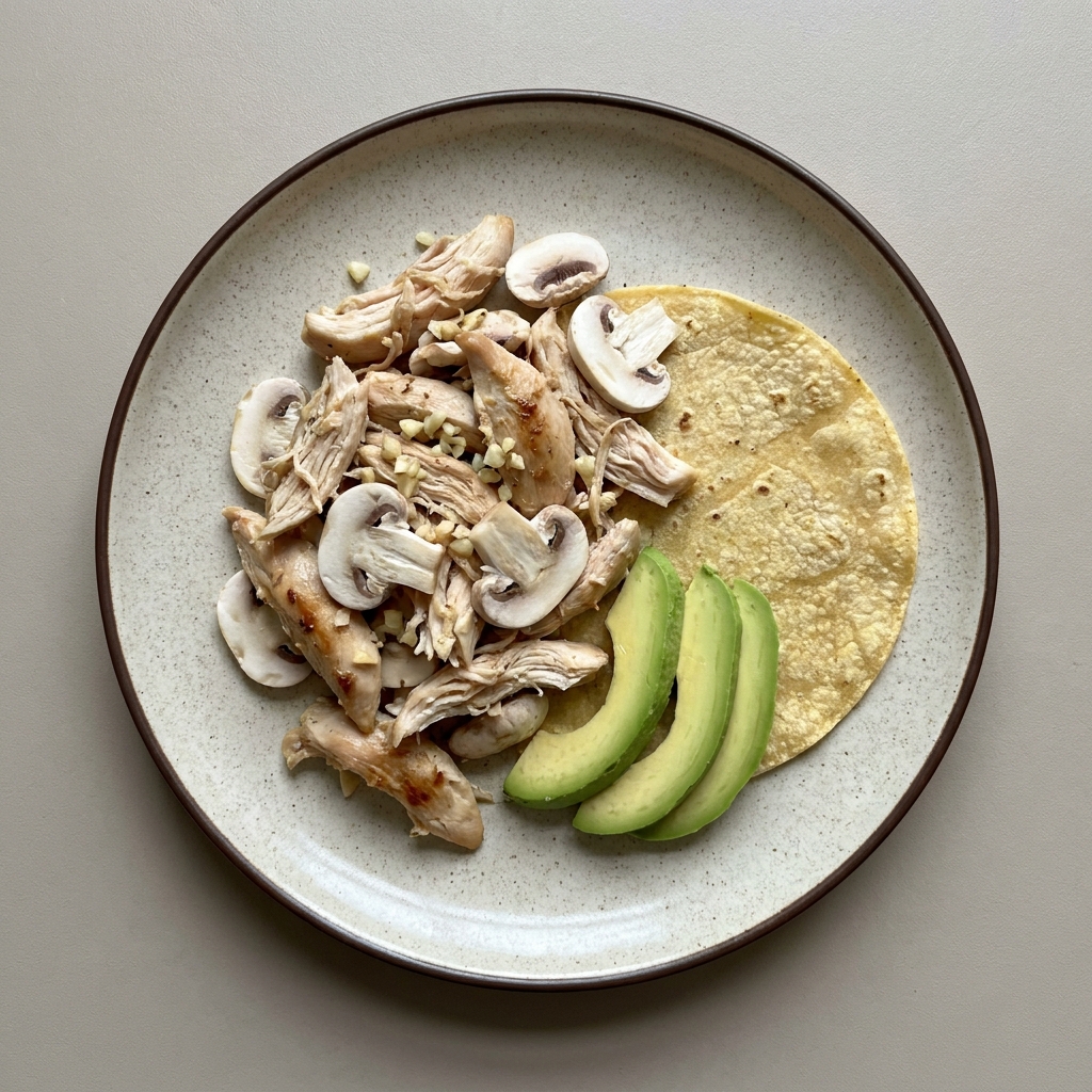 Pechuga de pollo deshebrada a la mexicana con champiñón y aguacate, con tortilla de maíz