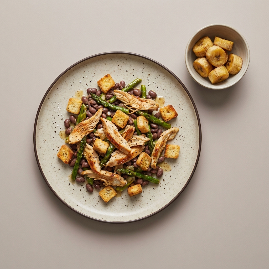 Ensalada de pechuga de pollo con espárragos y croutones, con bowl de plátano