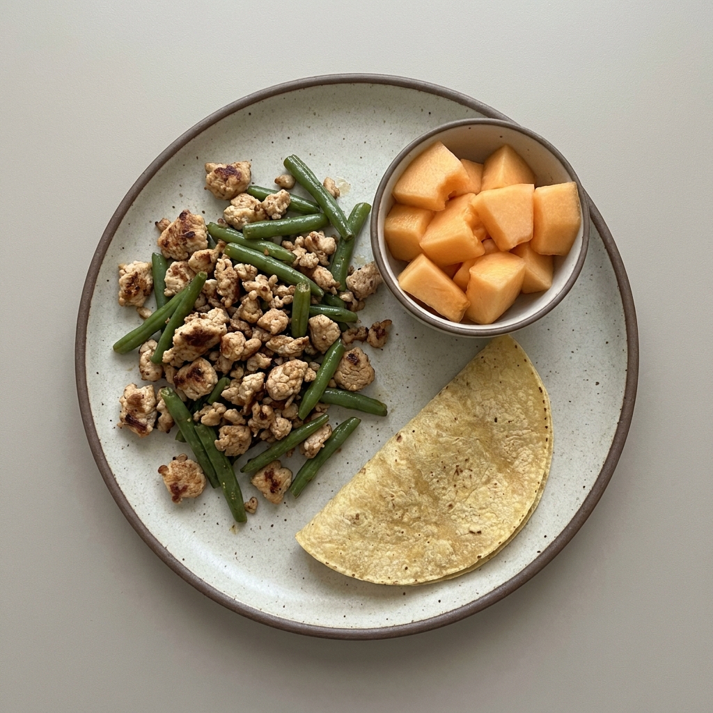 Pechuga de pollo con ejote, y tortilla de maíz, acompañado de bowl de melón