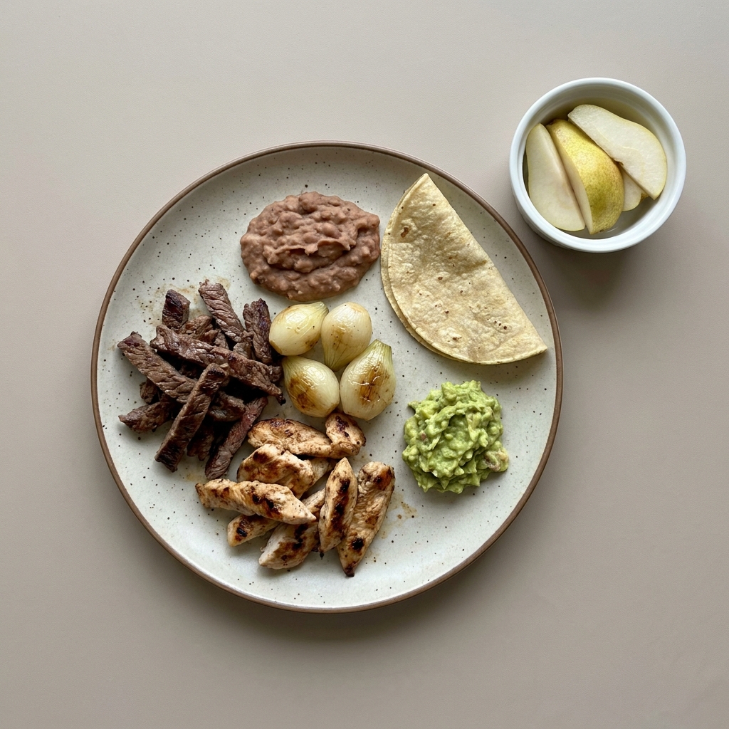 Parrillada mixta de arrachera y pollo con cebollita cambray asada, frijoles, tortilla de maíz y guacamole, acompañada de pera