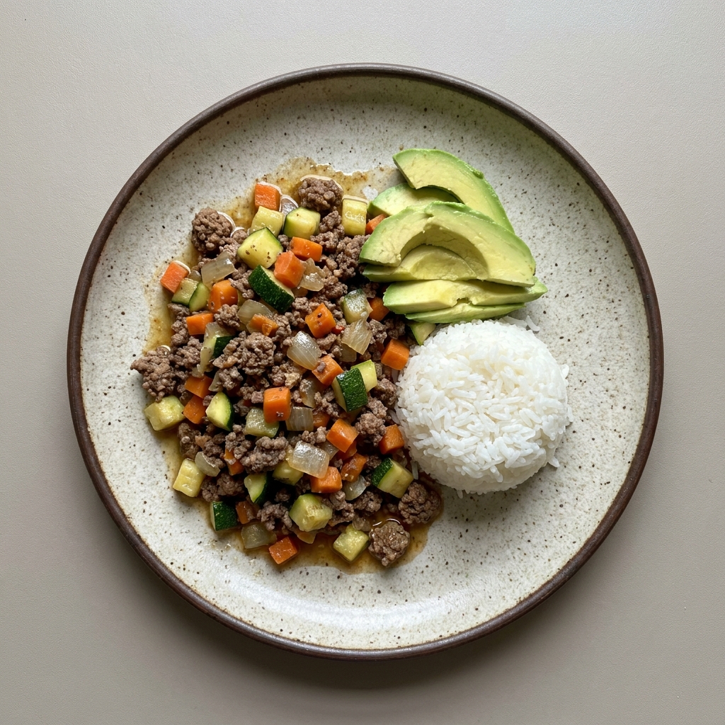 Picadillo de res con calabacita y zanahoria, con arroz y aguacate