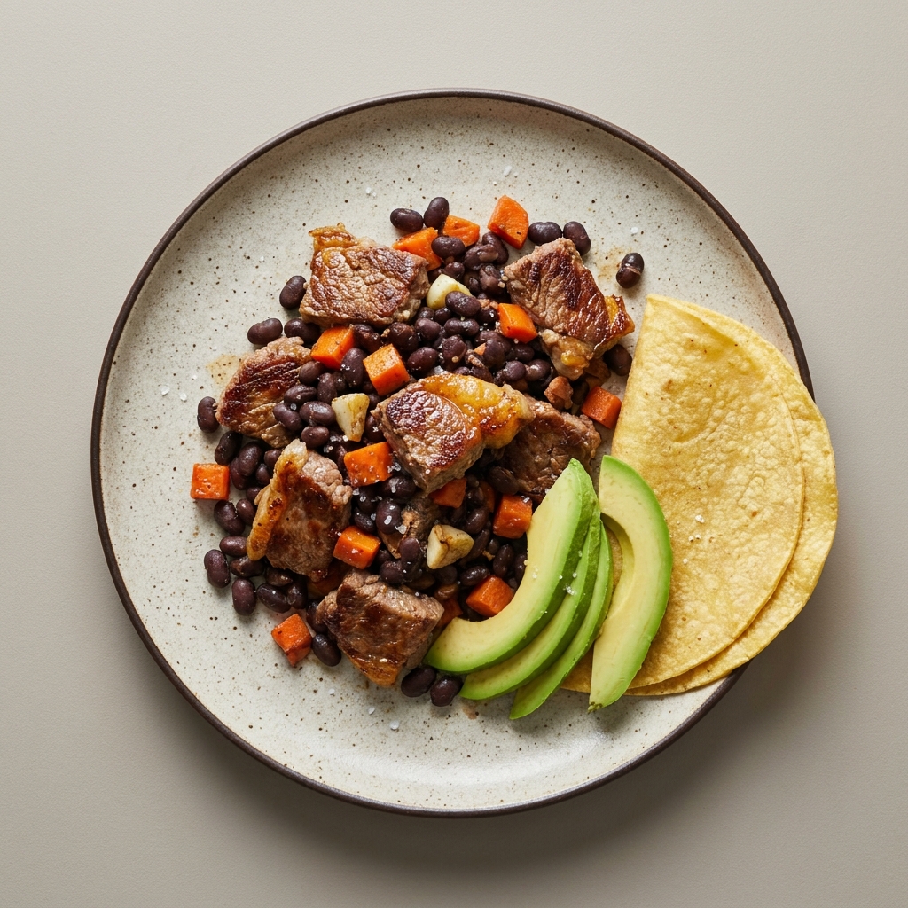Bistec bola revuelto con zanahoria y frijoles, con tortilla de maíz
