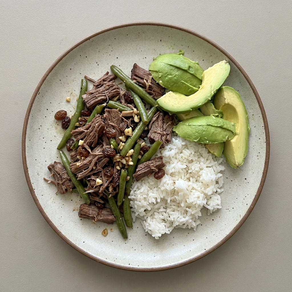 Picadillo dulce de res con ejote, aguacate, y arroz