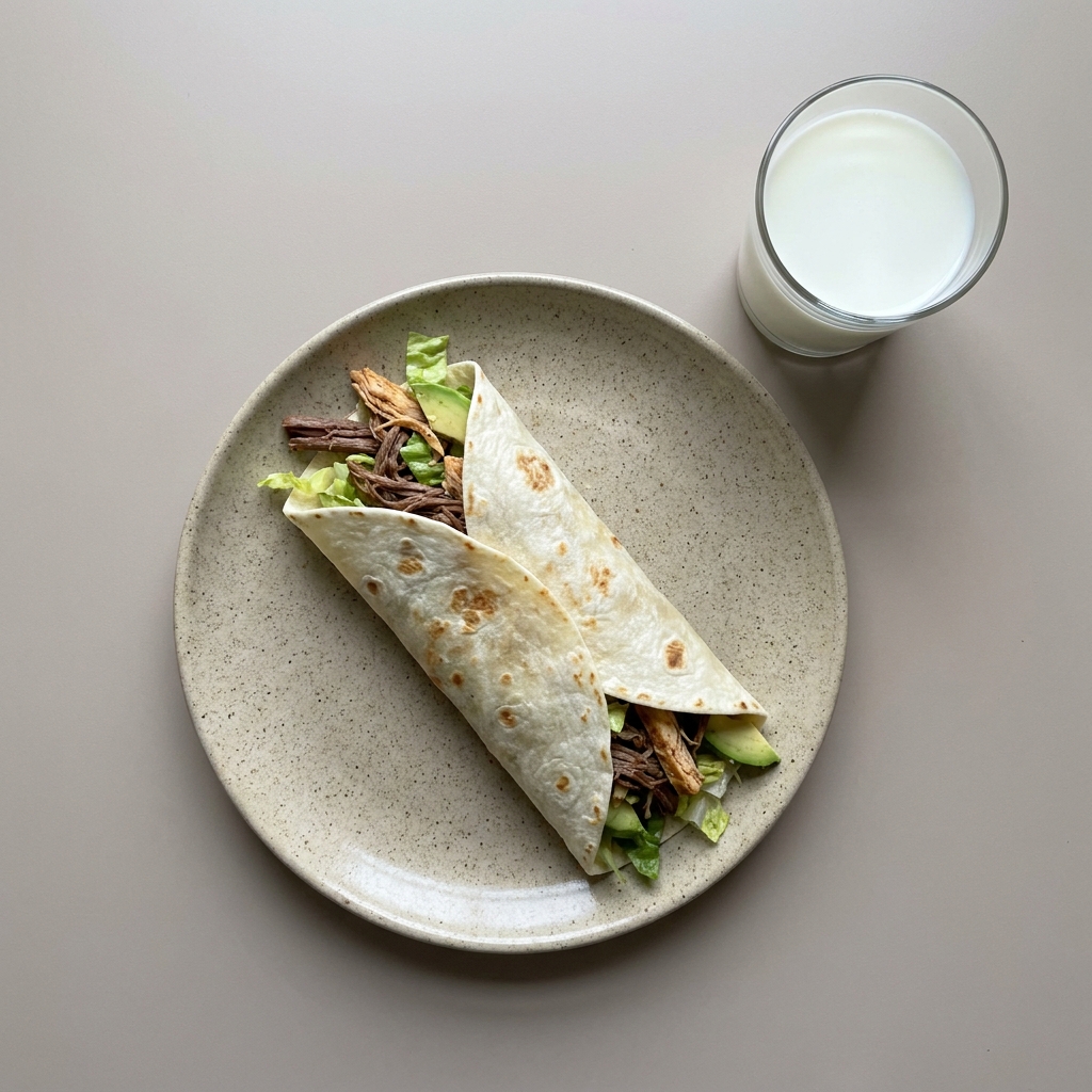 Burrito de res sin grasa y pechuga de pollo deshebrada con lechuga y aguacate, con vaso de leche descremada