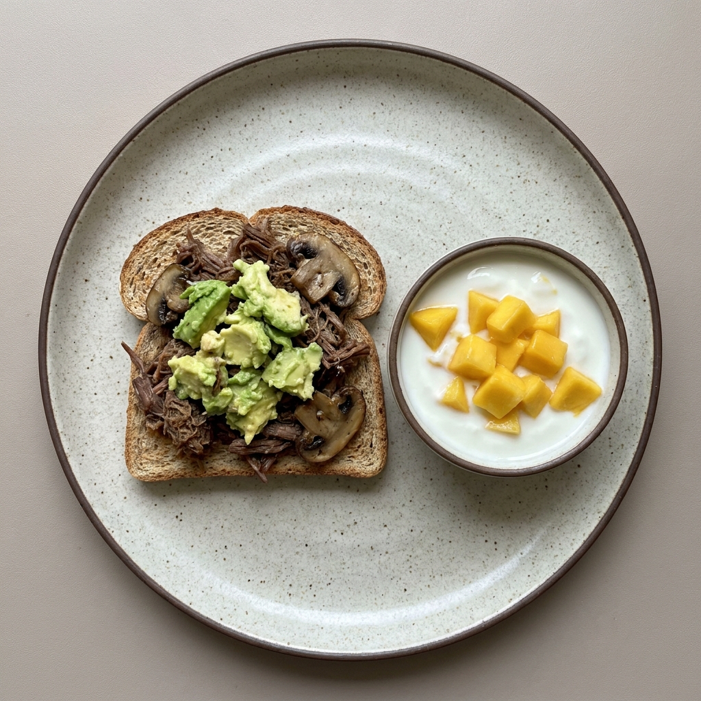 Pan integral con machaca de res, champiñón y aguacate + yogurt con mango